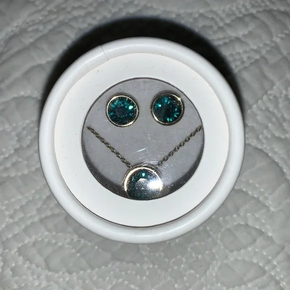 Swarovski Emerald Crystals: WHBM Necklace & Earrings NWT & Gift Box, May B’day - Picture 1 of 11